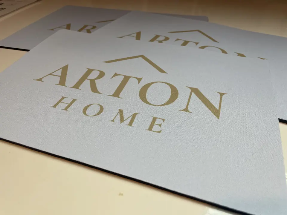Szürke logós egérpad arany Arton Home felirattal