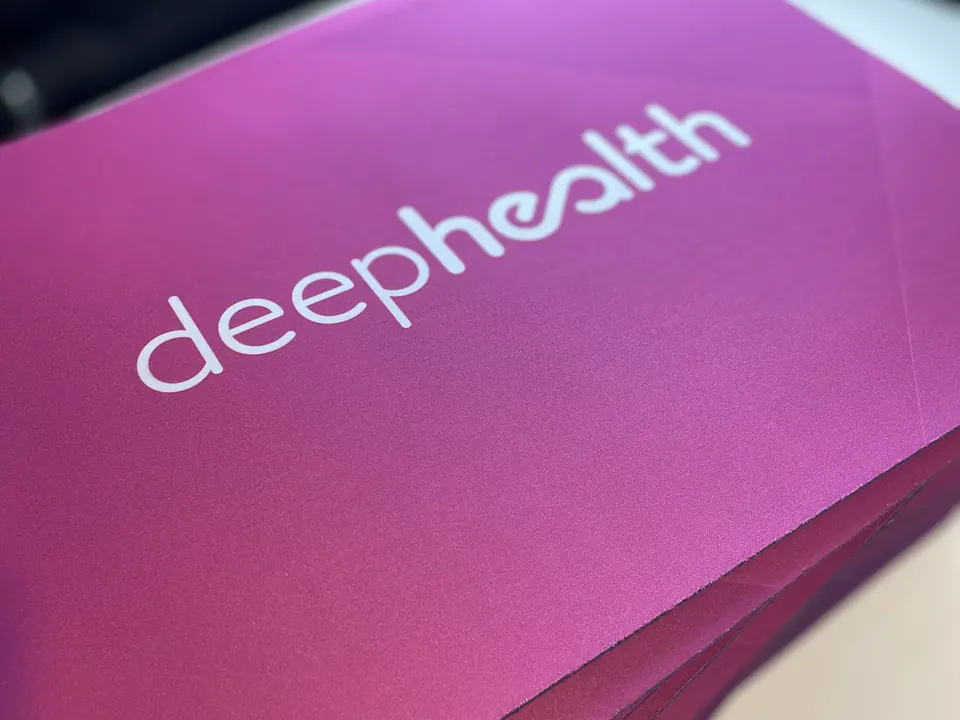 Logós egérpad magenta színben, fehér deephealth céges logóval